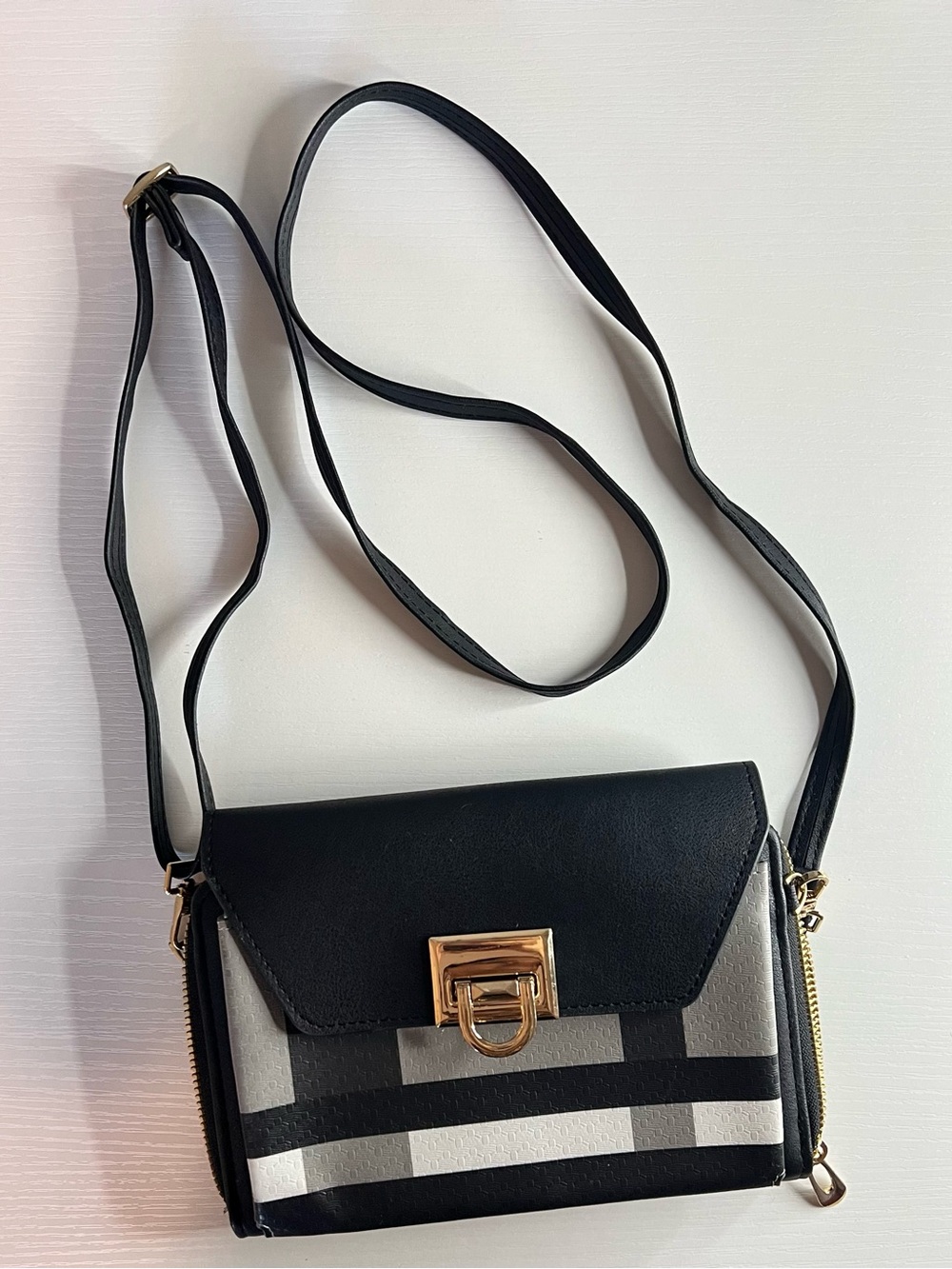 Black & White Geometric Crossbody Bag – Gold Hardware – Multi-Compartment